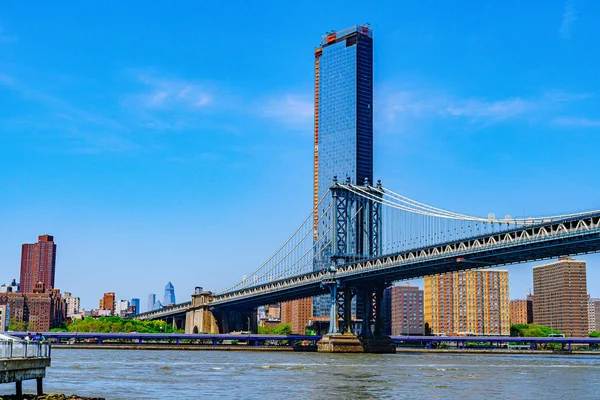 マンハッタン橋-イースト川とウォーターフロントのマンション｜マンハッタンニューヨーク市 — ストック写真