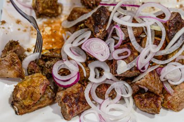 Doğranmış soğan serpilir lezzetli shashlik ve sos ile Tabak.