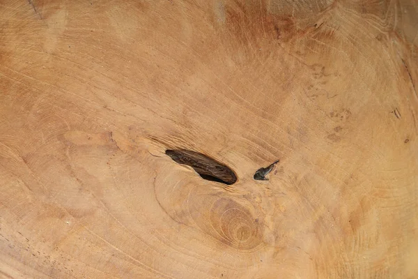 Textura de madera marrón claro fondo superficie de madera pulida con un hueco . —  Fotos de Stock