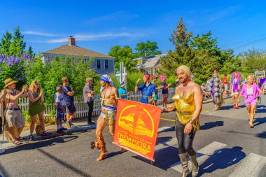 Provincetown, Massachusetts bize - 17 Ağustos 2017 insanlar 39 yıllık Provincetown karnaval Tanrı ve Tanrıça geçit üzerinde ticari Street yürüyüş