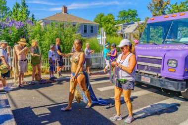 Provincetown, Massachusetts bize - 17 Ağustos 2017 insanlar 39 yıllık Provincetown karnaval Tanrı ve Tanrıça geçit üzerinde ticari Street yürüyüş