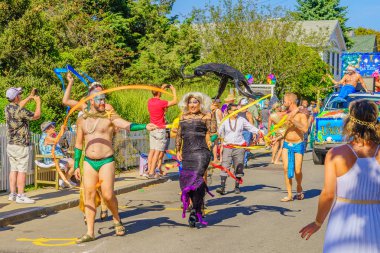Provincetown, Massachusetts bize - 17 Ağustos 2017 insanlar 39 yıllık Provincetown karnaval Tanrı ve Tanrıça geçit üzerinde ticari Street yürüyüş
