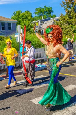 Provincetown, Massachusetts bize - 17 Ağustos 2017 insanlar 39 yıllık Provincetown karnaval Tanrı ve Tanrıça geçit üzerinde ticari Street yürüyüş