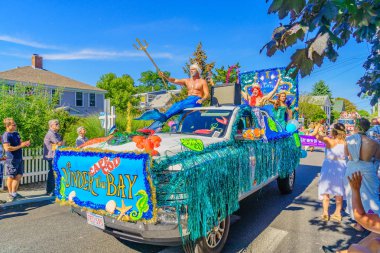 Provincetown, Massachusetts bize - 17 Ağustos 2017 insanlar 39 yıllık Provincetown karnaval Tanrı ve Tanrıça geçit üzerinde ticari Street yürüyüş