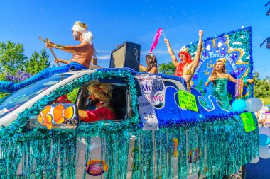 Provincetown, Massachusetts bize - 17 Ağustos 2017 insanlar 39 yıllık Provincetown karnaval Tanrı ve Tanrıça geçit üzerinde ticari Street yürüyüş