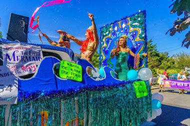 Provincetown, Massachusetts bize - 17 Ağustos 2017 insanlar 39 yıllık Provincetown karnaval Tanrı ve Tanrıça geçit üzerinde ticari Street yürüyüş