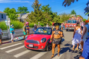 Provincetown, Massachusetts bize - 17 Ağustos 2017 insanlar 39 yıllık Provincetown karnaval Tanrı ve Tanrıça geçit üzerinde ticari Street yürüyüş