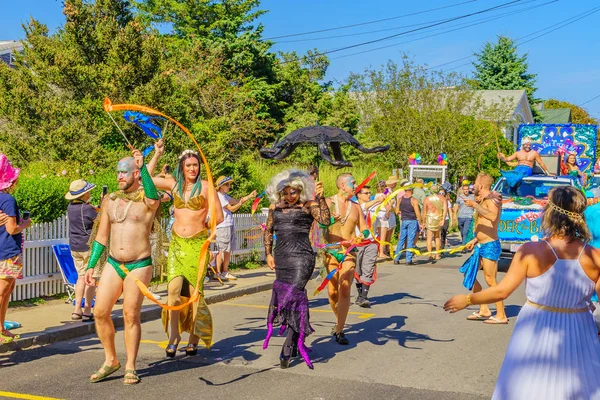 Provincetown, Massachusetts oss - människor 17 augusti 2017 vandrar i den 39: e årliga Provincetown Carnival gudar och gudinnan parad på Commercial Street — Stockfoto