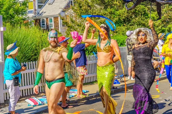 Provincetown, Massachusetts nas - 17 sierpnia 2017 ludzie spacerujący 39th roczne Provincetown karnawał bogów i bogini parada na Commercial Street — Zdjęcie stockowe