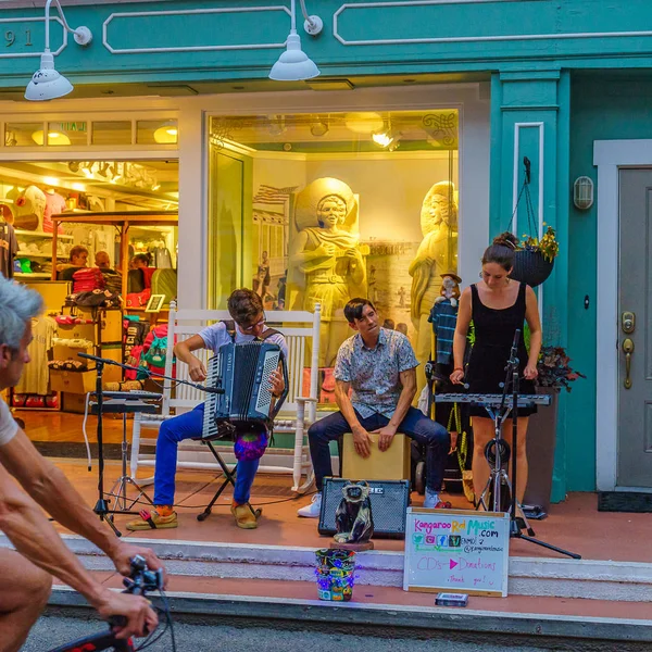 Provincetown, Massachusetts bize - 17 Ağustos 2017 insanlar 39 yıllık Provincetown karnaval Tanrı ve Tanrıça geçit üzerinde ticari Street yürüyüş — Stok fotoğraf