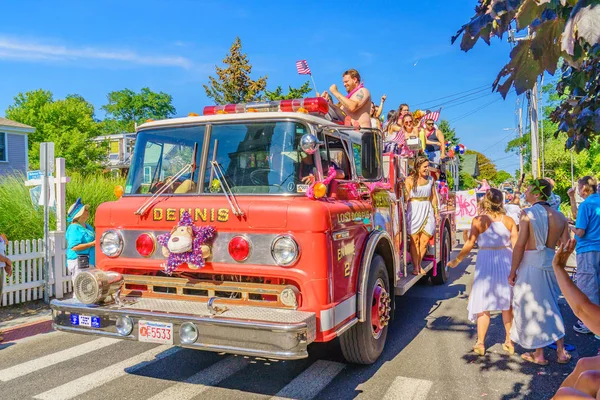 Provincetown, Massachusetts bize - 17 Ağustos 2017 insanlar 39 yıllık Provincetown karnaval Tanrı ve Tanrıça geçit üzerinde ticari Street yürüyüş — Stok fotoğraf