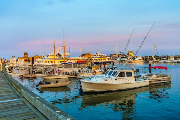 Provincetown, MA, EUA - 12 de agosto de 2017: Navios e barcos na Marina de Provincetown durante o pôr do sol — Fotografia de Stock