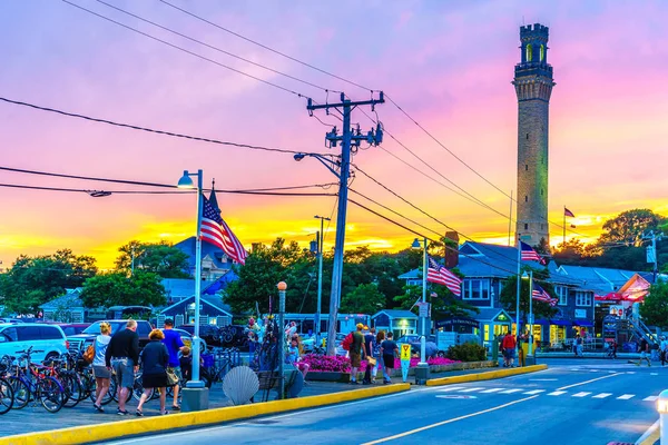 Provincetown, MA, États-Unis - 12 août 2017 : Bicyclette, Monument du pèlerin dans la Marina Provincetown pendant le coucher du soleil — Photo