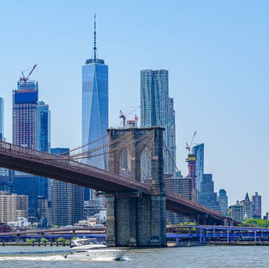 Aşağı Manhattan silueti olan Brooklyn Köprüsü, New York 'taki One World Trade Center.
