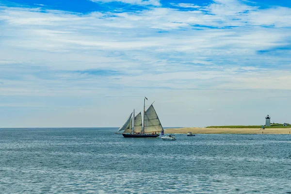 WO-masted jachty a krásná krajina od pláže ocean beach Cape cod, Massachusetts — Stock fotografie