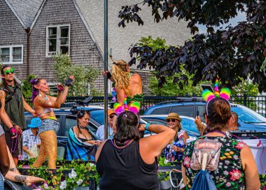 Provincetown, Massachusetts ABD - 22 Ağustos 2019 Ticaret Caddesi 'ndeki Yıllık Provincetown Karnaval Yürüyüşü.