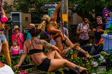 Provincetown, Massachusetts ABD - 22 Ağustos 2019 Ticaret Caddesi 'ndeki Yıllık Provincetown Karnaval Yürüyüşü.