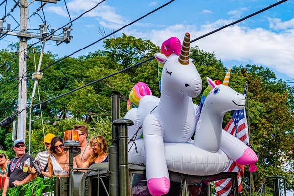 Provincetown, Massachusetts USA - sierpień 22, 2019 Ludzie spacerujący w corocznej Paradzie Karnawałowej Provincetown na Commercial Street. — Zdjęcie stockowe