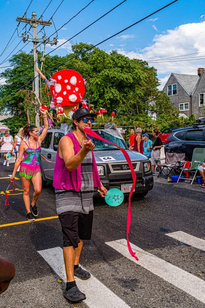 Provincetown, Massachusetts USA - sierpień 22, 2019 Ludzie spacerujący w corocznej Paradzie Karnawałowej Provincetown na Commercial Street. — Zdjęcie stockowe