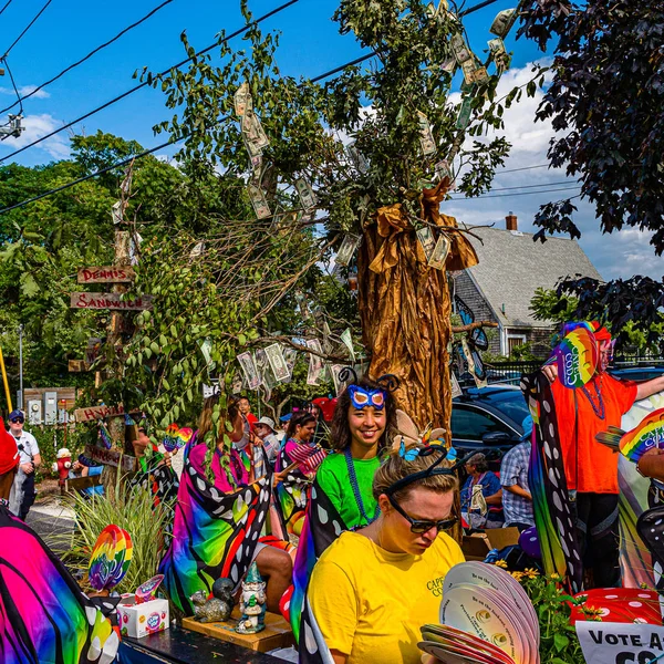 Provincetown, Massachusetts ABD - 22 Ağustos 2019 Ticaret Caddesi 'ndeki Yıllık Provincetown Karnaval Yürüyüşü. — Stok fotoğraf