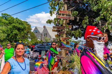 Provincetown, Massachusetts ABD - 22 Ağustos 2019 Ticaret Caddesi 'ndeki Yıllık Provincetown Karnaval Yürüyüşü.