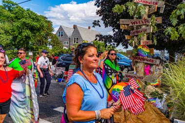 Provincetown, Massachusetts ABD - 22 Ağustos 2019 Ticaret Caddesi 'ndeki Yıllık Provincetown Karnaval Yürüyüşü.