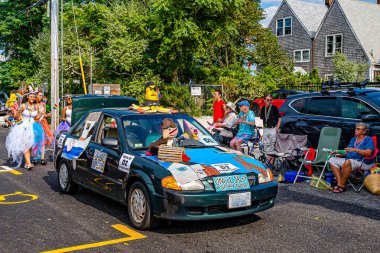 Provincetown, Massachusetts ABD - 22 Ağustos 2019 Ticaret Caddesi 'ndeki Yıllık Provincetown Karnaval Yürüyüşü.