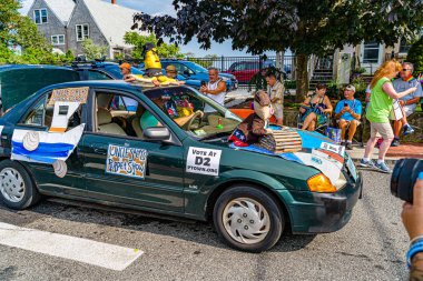 Provincetown, Massachusetts ABD - 22 Ağustos 2019 Ticaret Caddesi 'ndeki Yıllık Provincetown Karnaval Yürüyüşü.