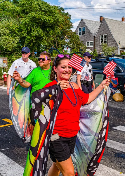 Provincetown, Massachusetts USA - sierpień 22, 2019 Ludzie spacerujący w corocznej Paradzie Karnawałowej Provincetown na Commercial Street. — Zdjęcie stockowe