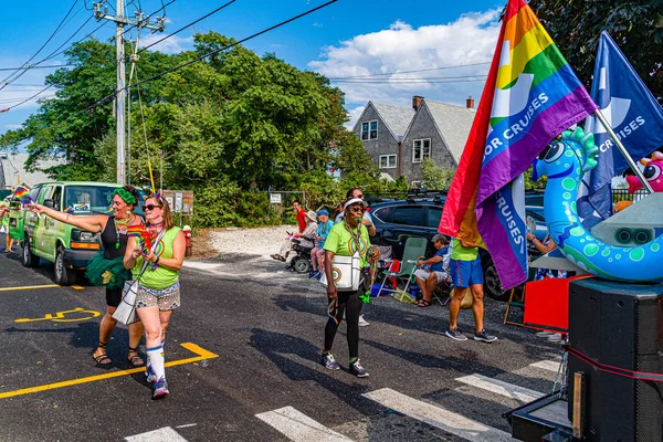 Provincetown, Massachusetts US - 22. August 2019 Menschen laufen bei der jährlichen Karnevalsparade in Provincetown auf der Commercial Street. — Stockfoto