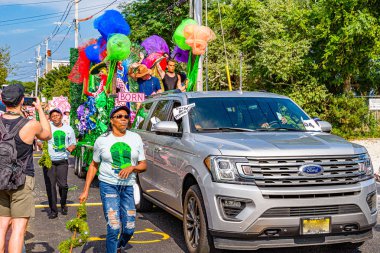 Provincetown, Massachusetts ABD - 22 Ağustos 2019 Ticaret Caddesi 'ndeki Yıllık Provincetown Karnaval Yürüyüşü.