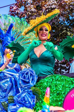 Provincetown, Massachusetts ABD - 22 Ağustos 2019 Ticaret Caddesi 'ndeki Yıllık Provincetown Karnaval Yürüyüşü.