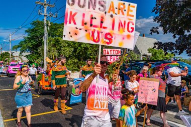 Provincetown, Massachusetts ABD - 22 Ağustos 2019 Ticaret Caddesi 'ndeki Yıllık Provincetown Karnaval Yürüyüşü.