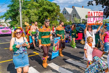 Provincetown, Massachusetts ABD - 22 Ağustos 2019 Ticaret Caddesi 'ndeki Yıllık Provincetown Karnaval Yürüyüşü.