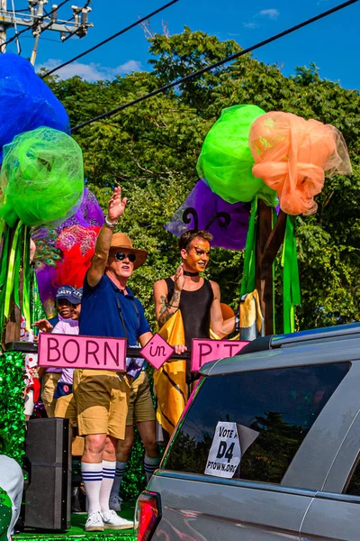 Provincetown, Massachusetts USA - sierpień 22, 2019 Ludzie spacerujący w corocznej Paradzie Karnawałowej Provincetown na Commercial Street. — Zdjęcie stockowe