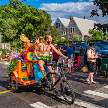 Provincetown, Massachusetts ABD - 22 Ağustos 2019 Ticaret Caddesi 'ndeki Yıllık Provincetown Karnaval Yürüyüşü.