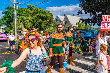 Provincetown, Massachusetts ABD - 22 Ağustos 2019 Ticaret Caddesi 'ndeki Yıllık Provincetown Karnaval Yürüyüşü.