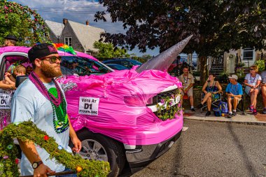 Provincetown, Massachusetts ABD - 22 Ağustos 2019 Ticaret Caddesi 'ndeki Yıllık Provincetown Karnaval Yürüyüşü.