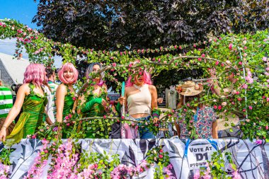 Provincetown, Massachusetts ABD - 22 Ağustos 2019 Ticaret Caddesi 'ndeki Yıllık Provincetown Karnaval Yürüyüşü.