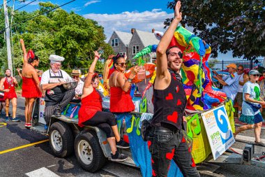 Provincetown, Massachusetts ABD - 22 Ağustos 2019 Ticaret Caddesi 'ndeki Yıllık Provincetown Karnaval Yürüyüşü.