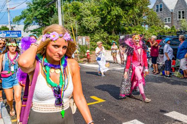 Provincetown, Massachusetts ABD - 22 Ağustos 2019 Ticaret Caddesi 'ndeki Yıllık Provincetown Karnaval Yürüyüşü.