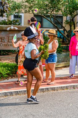 Provincetown, Massachusetts ABD - 22 Ağustos 2019 Ticaret Caddesi 'ndeki Yıllık Provincetown Karnaval Yürüyüşü.