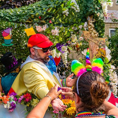 Provincetown, Massachusetts ABD - 22 Ağustos 2019 Ticaret Caddesi 'ndeki Yıllık Provincetown Karnaval Yürüyüşü.