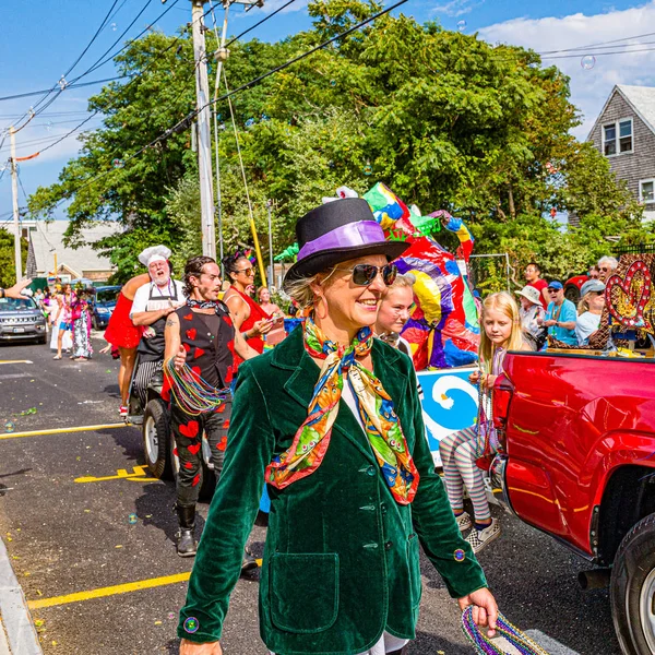 Provincetown, Massachusetts USA - sierpień 22, 2019 Ludzie spacerujący w corocznej Paradzie Karnawałowej Provincetown na Commercial Street. — Zdjęcie stockowe