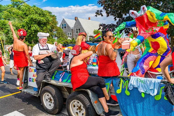 Provincetown, Massachusetts US - 22. August 2019 Menschen laufen bei der jährlichen Karnevalsparade in Provincetown auf der Commercial Street. — Stockfoto