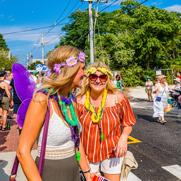 Provincetown, Massachusetts USA - sierpień 22, 2019 Ludzie spacerujący w corocznej Paradzie Karnawałowej Provincetown na Commercial Street. — Zdjęcie stockowe