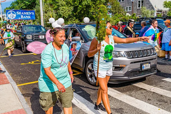 Provincetown, Massachusetts, USA - 22 augusti 2019 Personer som promenerar i den årliga karnevalsparaden på Commercial Street. — Stockfoto