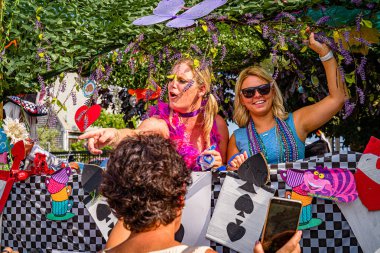 Provincetown, Massachusetts ABD - 22 Ağustos 2019 Ticaret Caddesi 'ndeki Yıllık Provincetown Karnaval Yürüyüşü.