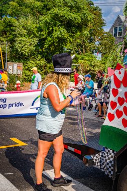 Provincetown, Massachusetts ABD - 22 Ağustos 2019 Ticaret Caddesi 'ndeki Yıllık Provincetown Karnaval Yürüyüşü.