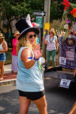 Provincetown, Massachusetts ABD - 22 Ağustos 2019 Ticaret Caddesi 'ndeki Yıllık Provincetown Karnaval Yürüyüşü.